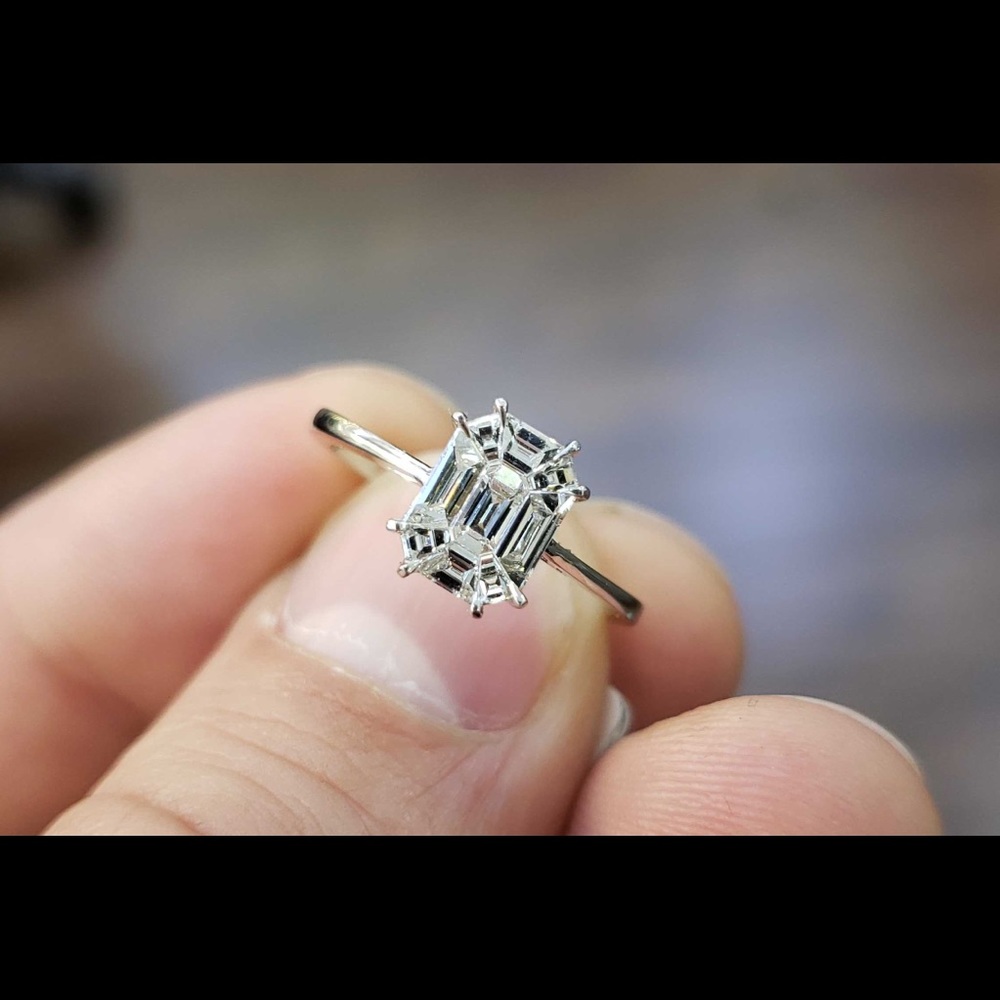 18kt Gold Emerald Engagement Ring - Picture 5 of 8
